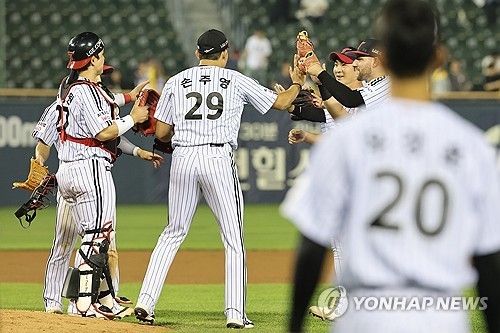 <b>LG</b> '불펜 데이'에 <b>40승 선착</b>…1.5게임 차 단독 1위 질주