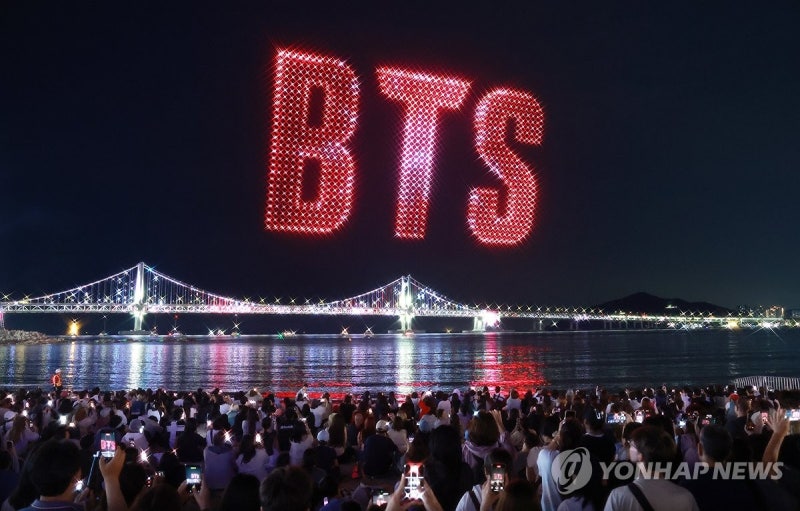 <b>BTS 부산 공연</b> 첫날 1시간 넘게 <b>지연</b>…하이브 "불편 끼쳐 사과"
