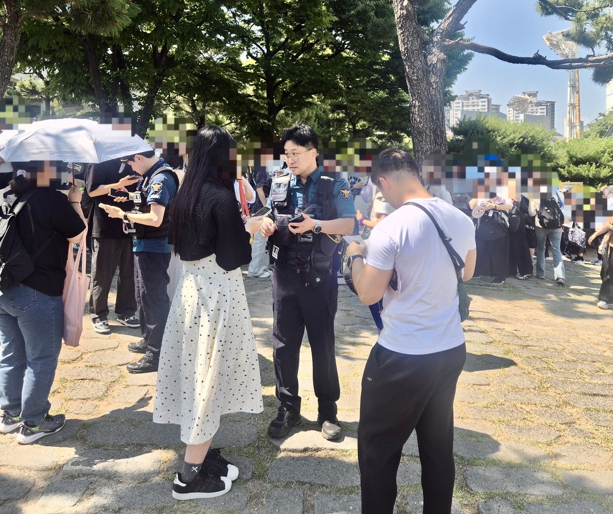 <b>BTS 부산</b>공연 <b>암표거래</b> 10건 적발…3배 비싸게 팔기도