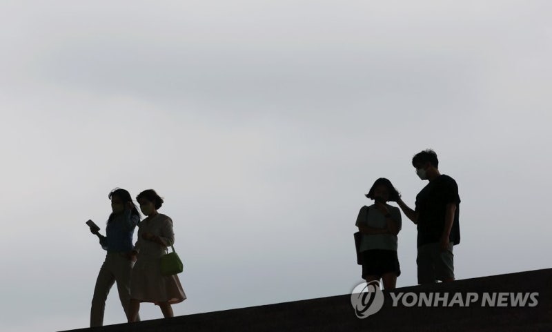 전국 흐리고 곳곳 <b>소나기</b>…돌풍·천둥번개·우박 주의
