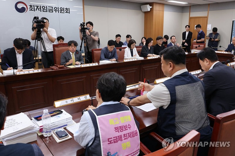 <b>경총</b>, <b>최저임금</b> 업종별 차등화 요구…"음식점업, 감당 어려워"