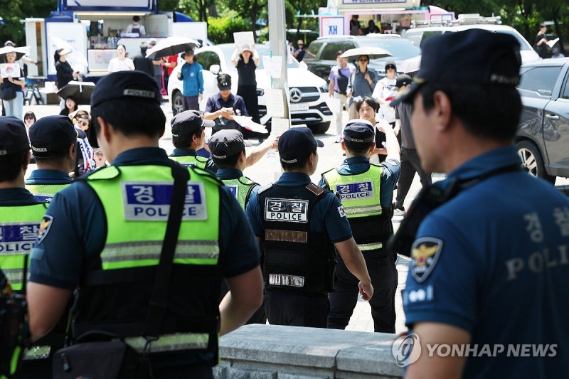 경찰 복장논란 일축 "선글라스·마스크써도 이름표로 신분확인"