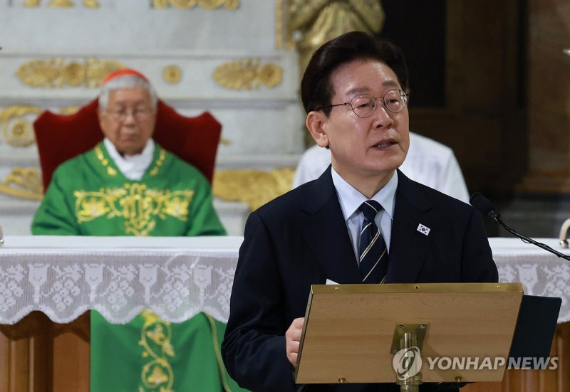 李대통령 지지도 51.5%, 4주연속↓…민주 38.0%·국힘 44.3% 역전[리얼미터]