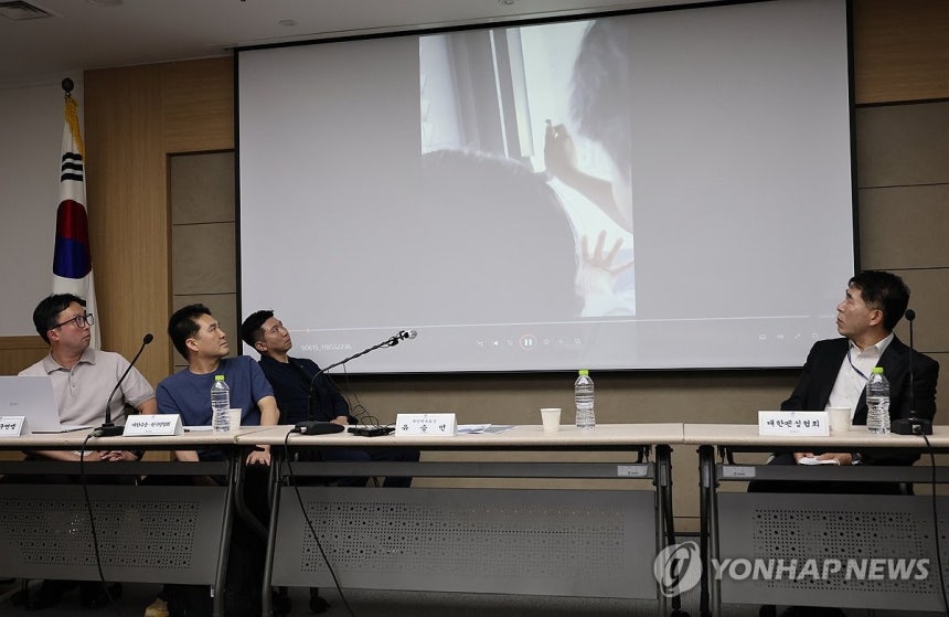 개표소 시위 11일째 장기화, 핸드볼경기장 입주 경기단체 기자회견 (서울=연합뉴스) 박동주 기자 = 6·3지방선거 투표용지 부족 사태로 촉발된 잠실 개표소 봉쇄 시위가 11일째 이어진 15일 서울 송파구 서울올림픽파