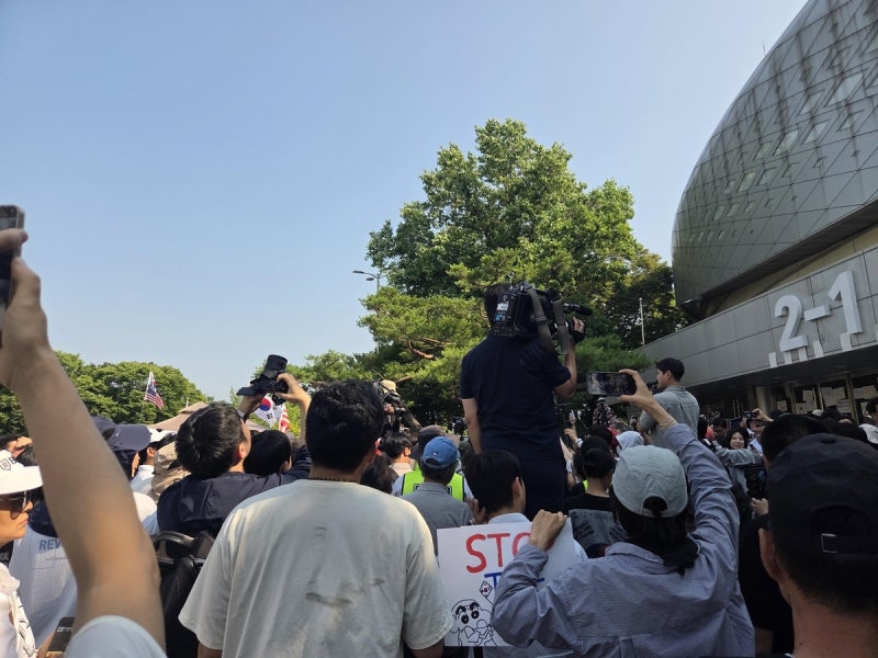 체육단체들, 개표소 진입 재시도…시위대와 90분째 대치