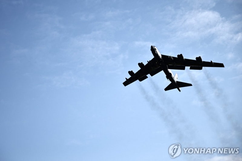 美 <b>B-52 폭격기</b>, 이륙 직후 추락…"탑승자 8명 전원 사망 추정"(종합)