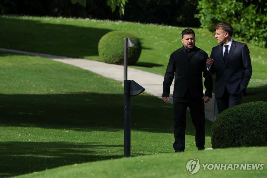 G7회의 앞두고 대화 나누는 마크롱 프랑스 대통령과 젤렌스키 우크라이나 대통령 [로이터=연합뉴스.재배포 및 DB 금지]