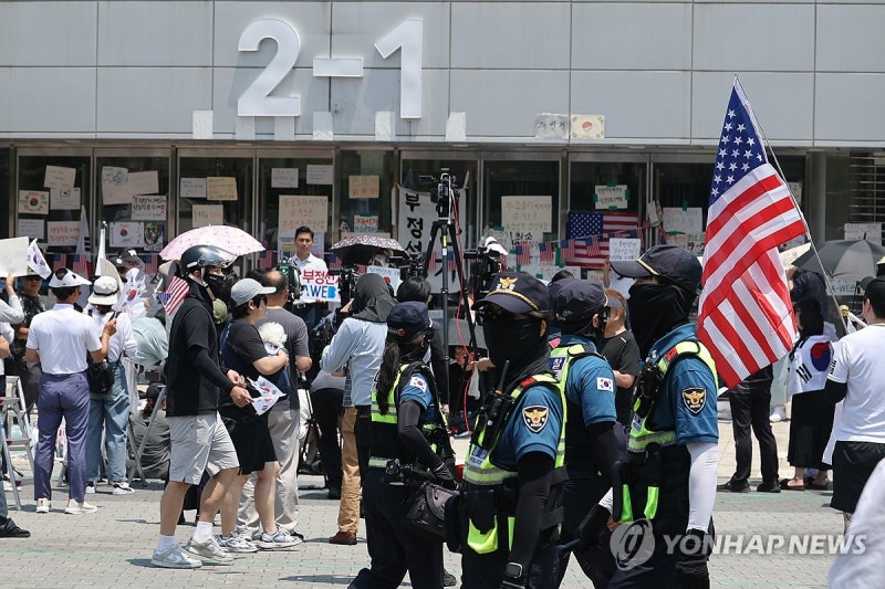 경찰, '취재진 폭행' 잠실 시위자 1명 특정…"출석 요구"