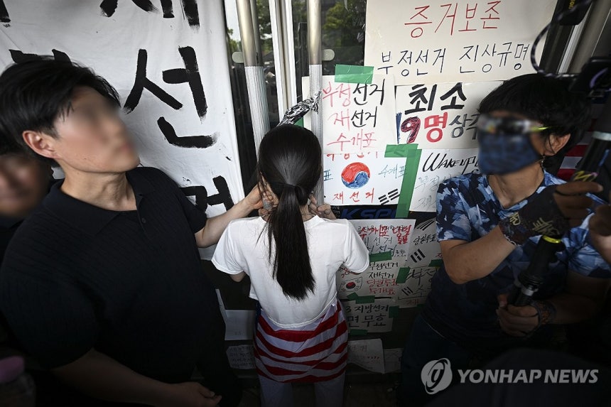 잠실 핸드볼경기장 진입 저지하는 시위 참가자 (서울=연합뉴스) 서대연 기자 = 6·3 지방선거 투표용지 부족 사태로 시작한 서울 송파구 올림픽공원 핸드볼경기장 일대 