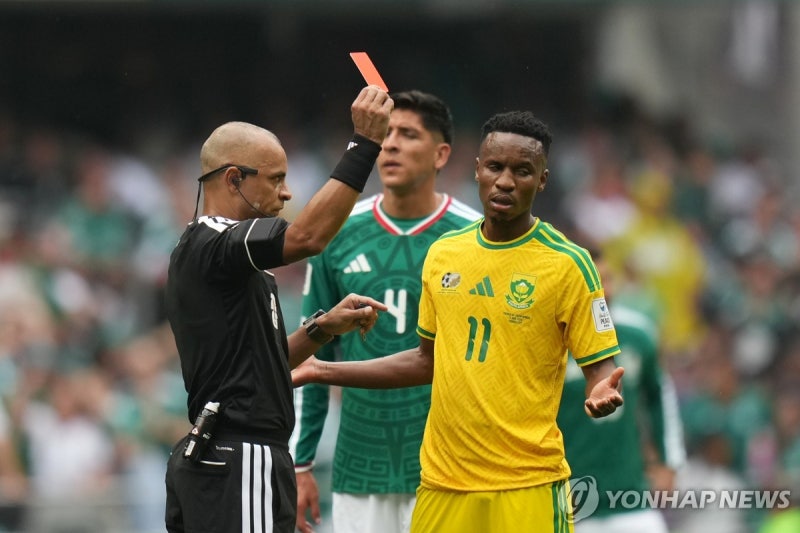 [월드컵] '개막전 <b>퇴장</b>' <b>남아공</b> MF <b>즈와네</b>, 3경기 정지…한국전 결장