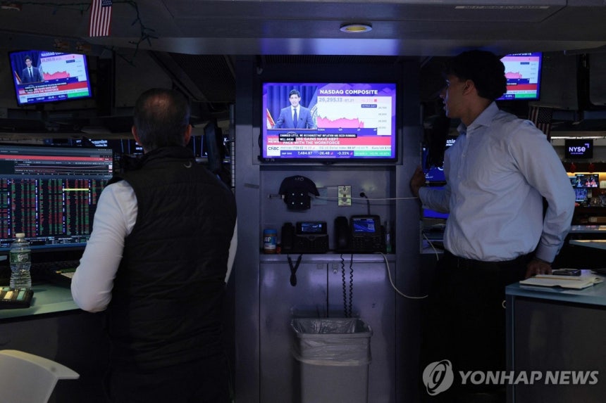 케빈 워시 연준 의장의 기자회견을 지켜보는 뉴욕증권거래소의 트레이더들 (뉴욕 AFP=연합뉴스) 17일(현지시간) 미국 뉴욕증권거래소(NYSE)의 트레이더들이 연방공개시장위원회 회의 종료후 기자회견에 나선 케빈 워시