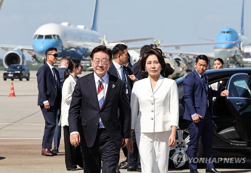 李<b>대통령</b>, 유럽 순방 마치고 <b>귀국길</b>…국제질서 변화 대응 모색