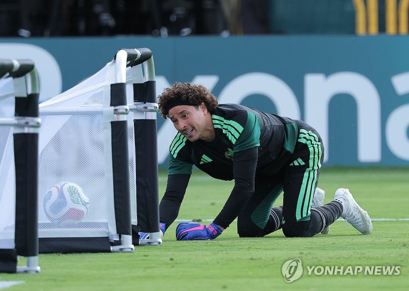 훈련하는 멕시코 전설 기예르모 오초아