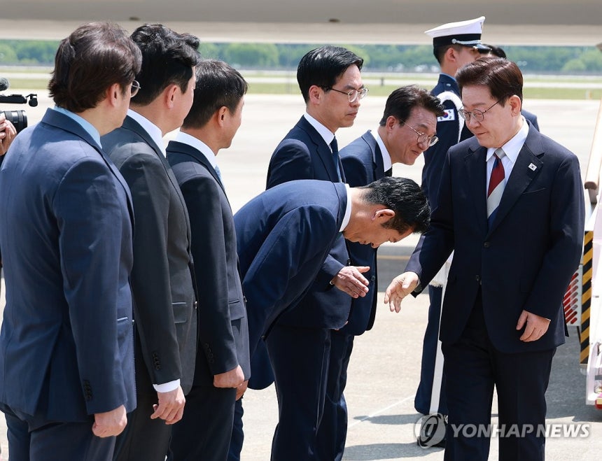 이재명 대통령과 정청래 대표 (성남=연합뉴스) 한상균 기자 = G7 정상회의와 유럽 순방을 마치고 귀국한 이재명 대통령이 18일 성남 서울공항에서 환영나온 더불어민주당 정청래 대표와 인사하고 있다. 2026.6.18