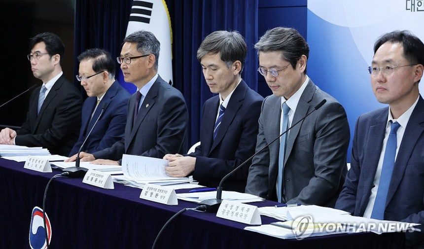 공공기관 경영평가 결과 발표하는 허장 차관 (서울=연합뉴스) 안정원 기자 = 허장 재정경제부 2차관이 19일 서울 종로구 정부서울청사에서 25년도 공공기관 경영평가 결과발표를 하고 있다.2026.6.19 jeong