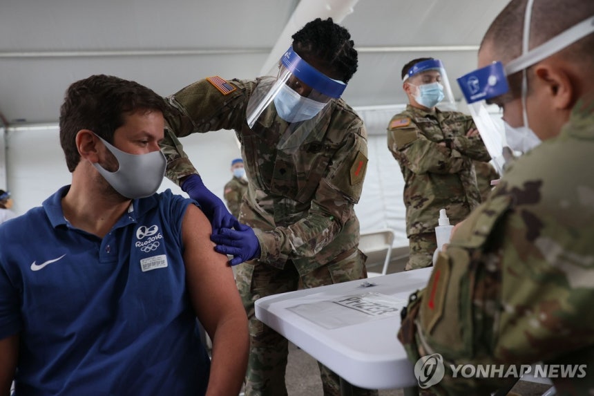 코로나19 당시 백신을 접종받는 군인 [AFP=연합뉴스 자료사진.재판매 및 DB 금지]