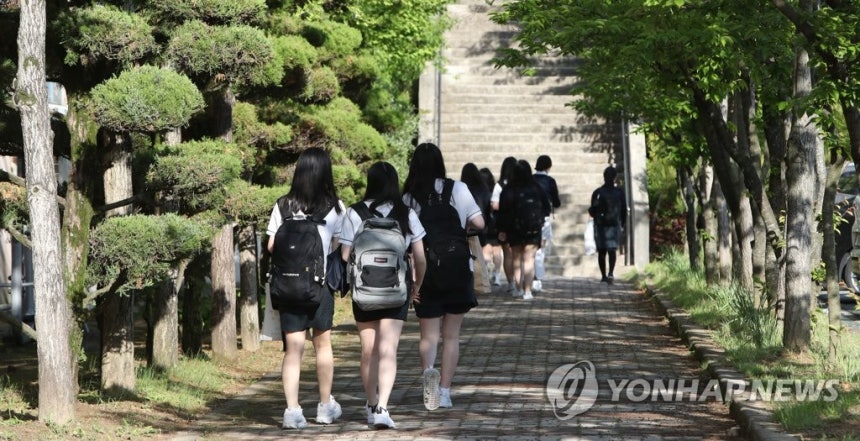 등교하는 학생들
[연합뉴스 자료사진]