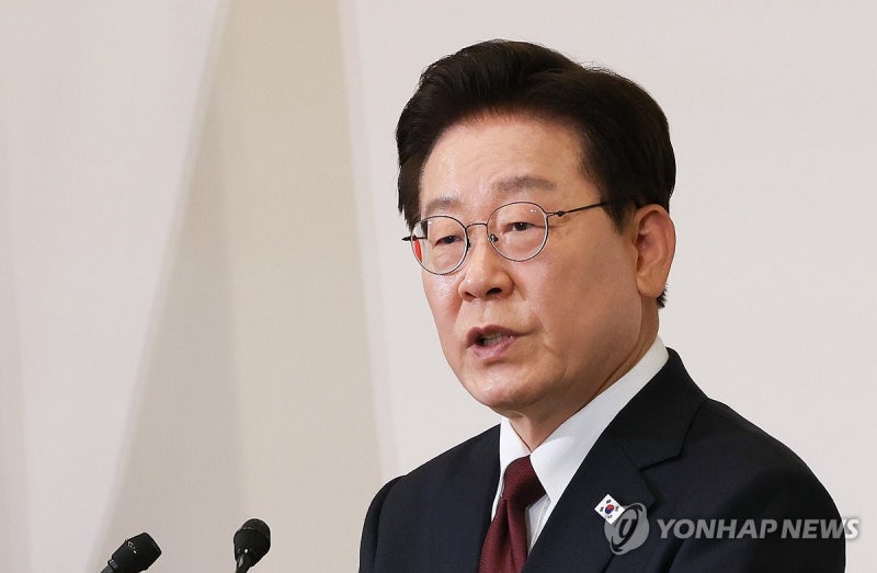 李대통령 지지율 46.7%·부정평가 49.7%…오차 내 첫 역전[리얼미터]