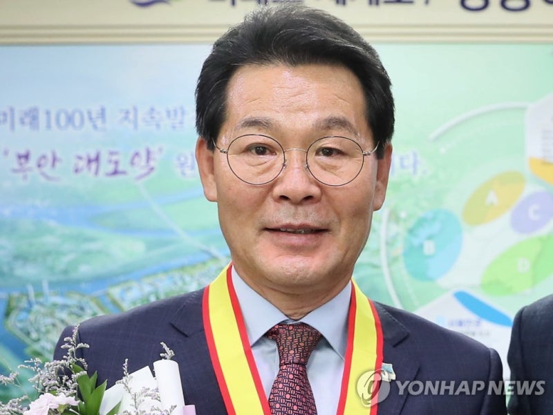 선거 때 선 넘었나? 권익현 부안군수 경찰 포토라인행