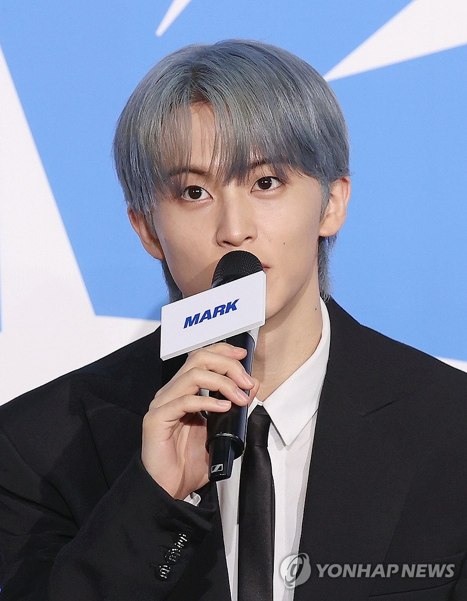 <b>마크</b>, 인종차별 상징 남부연합기 티셔츠 <b>논란</b>에 "진심 <b>사과</b>"
