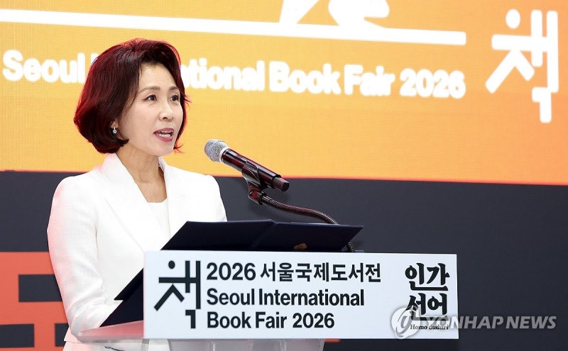 金여사, <b>서울국제도서전 개막</b>식 참석…문 前대통령 책 두권 구매