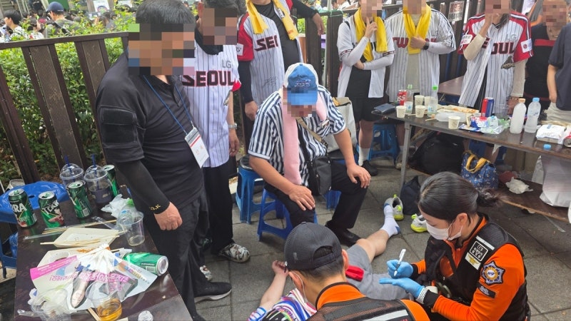 잠실<b>야구</b>장 노점단속팀, 쓰러진 70대 LG트윈스팬 구조