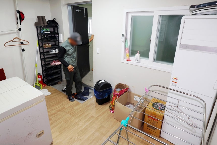 기숙사 밖으로 나가는 염전 노동자 [촬영 정다움]