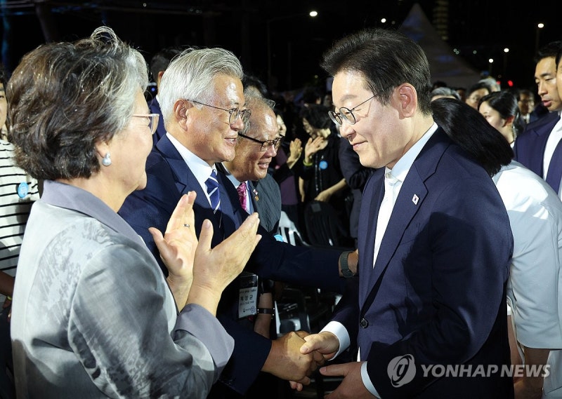 李대통령, 文 前대통령과 내달 1일 청와대서 오찬