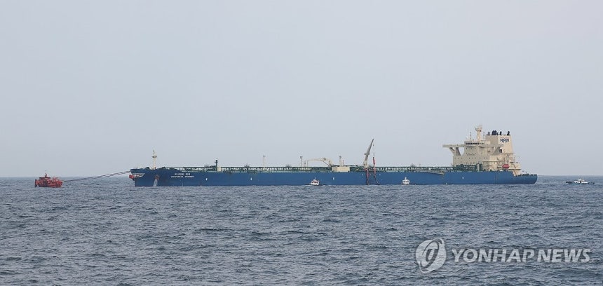 울산 원유하역시설에 접안한 유니버설 위너호 (울산=연합뉴스) 김용태 기자 = 호르무즈 해협을 빠져나와 지난 10일 울산 앞바다에 도착한 유니버설 위너호. 2026.6.10 yongtae@yna.co.kr