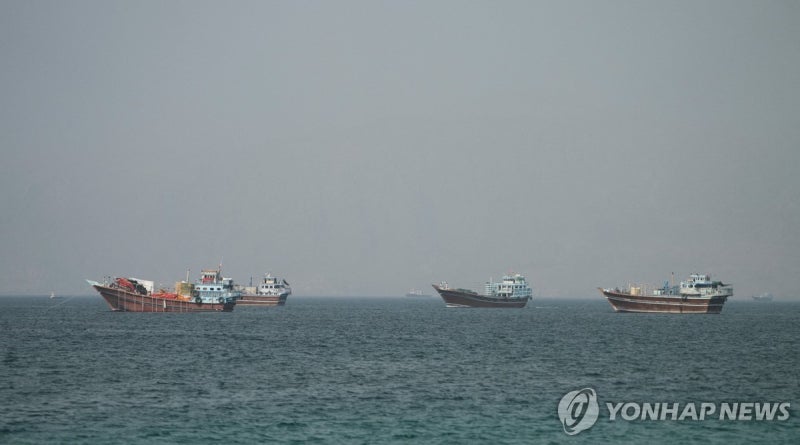 화물선 피격에 호르무즈 철수작전 중단…美당국자 "이란 소행"(종합2보)