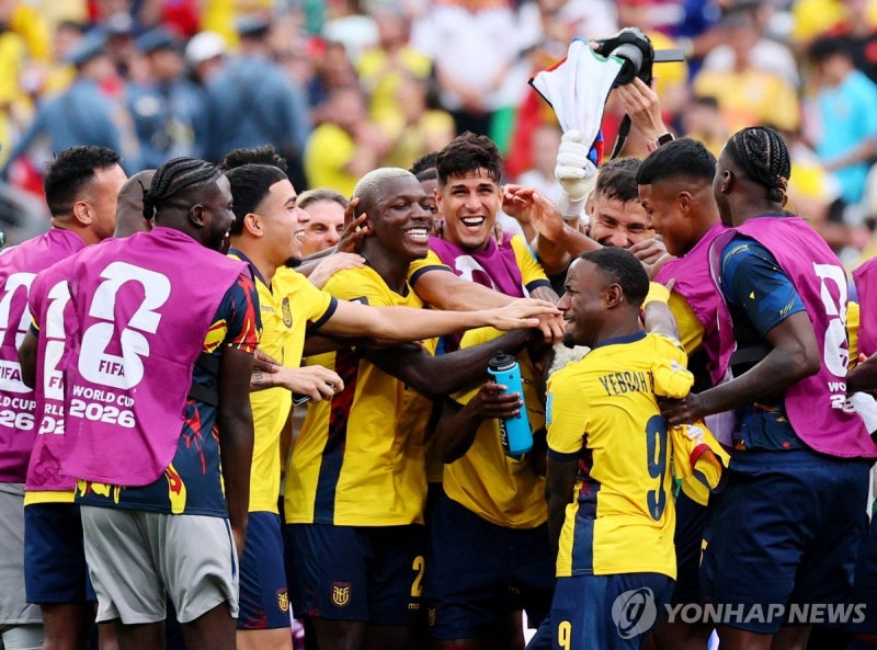 [월드컵] <b>에콰도르</b>, 독일 꺾고 E조 3위…한국, 32강 경쟁 5위로 하락