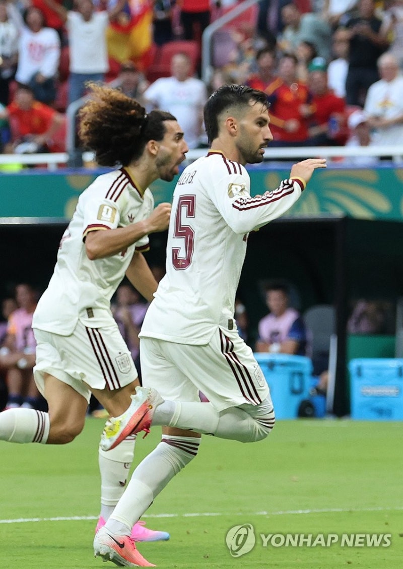 승리득점 후 기뻐하는 스페인