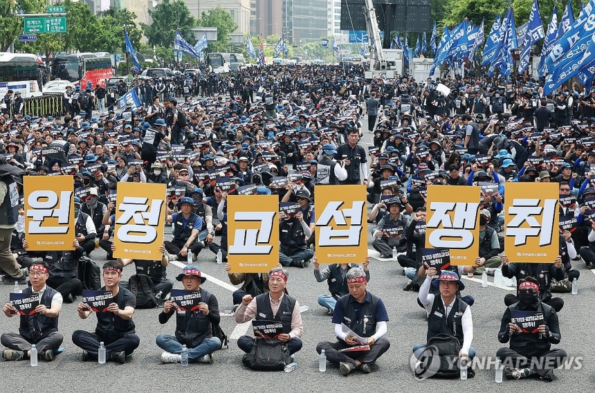 '원청교섭쟁취' 손팻말 든 금속노조 조합원들 (서울=연합뉴스) 김성민 기자 = 10일 서울 종로구 광화문광장 인근에서 열린 전국금속노동조합(금속노조) 1만 간부 결의대회에서 참가자들이 손팻말을 들고 있다.2026.