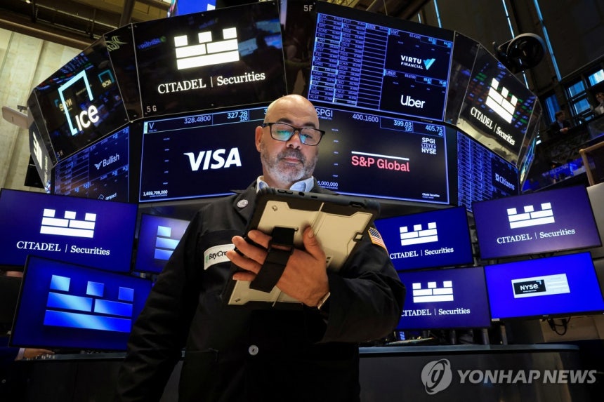 뉴욕증권거래소(NYSE)의 트레이더 [로이터 연합뉴스 자료사진. 재판매 및 DB 금지]
