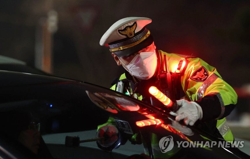 음주단속 나선 경찰 [연합뉴스 자료사진.사진은 기사 내용과 직접적인 상관 없음]