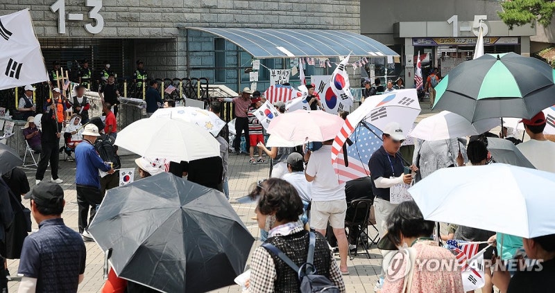 <b>잠실</b> 개표소 봉쇄시위 25일째…연습용 <b>수류탄 발견</b>