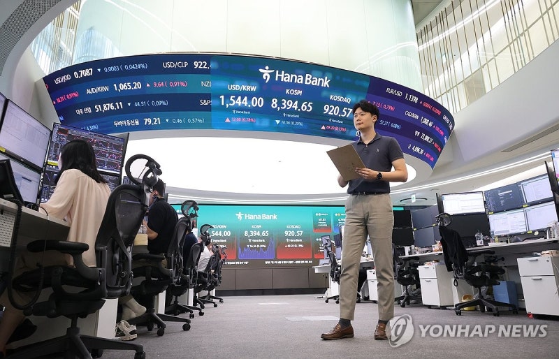 코스피, 외인 역대급 투매 속 8,390대 하락…코스닥은 8% 급등(종합)