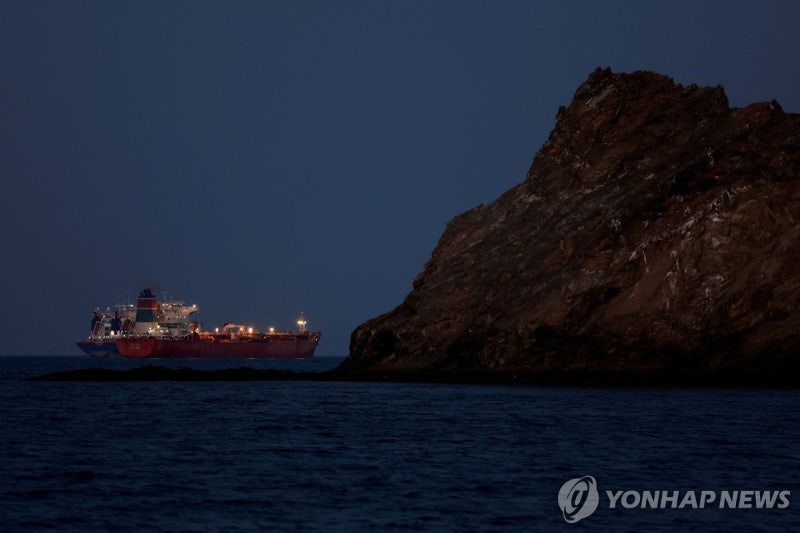 이란 "호르무즈 지정 항로 외 통과 반대…차단할 것"