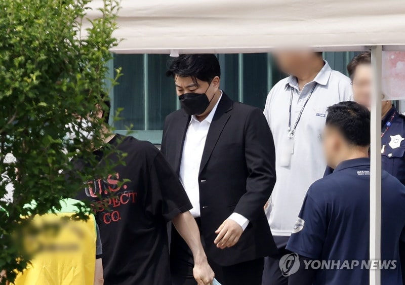 '<b>음주 뺑소니</b>' 가수 <b>김호중</b> 가석방…언론 노출 없이 출소