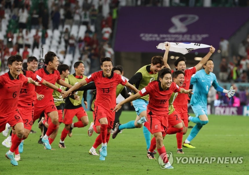 [2022결산] 연합뉴스 선정 10대 국내뉴스- 기적의 드라마 쓴 축구 대표팀 (알라이얀=연합뉴스) 임헌정 기자 = 한국 축구대표팀이 11월 개막한 2022 국제축구연맹(FIFA) 카타르 월드컵에서 파울루 벤투 감독