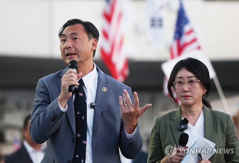 '李대통령 <b>명예훼손</b>' <b>모스탄</b> 불구속송치…출국정지 연장