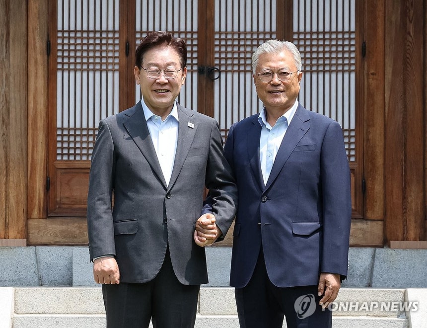 이재명 대통령과 문재인 전 대통령 (서울=연합뉴스) 김도훈 기자 = 이재명 대통령과 문재인 전 대통령이 1일 청와대 상춘재에서 오찬에 앞서 기념 촬영을 하고 있다. 2026.7.1 superdoo82@yna.co.k