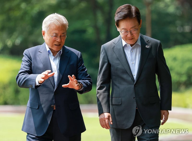 [속보] 靑 "李대통령-文, 가짜뉴스·<b>멸칭</b> 도움안된다는 데 <b>뜻</b> 모아"