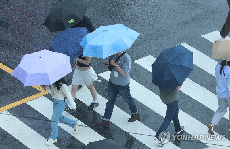 우산 꼭 챙겨 나가라! 낮 기온 30도 찍고 곳곳에 강한 소나기 쏟아진다