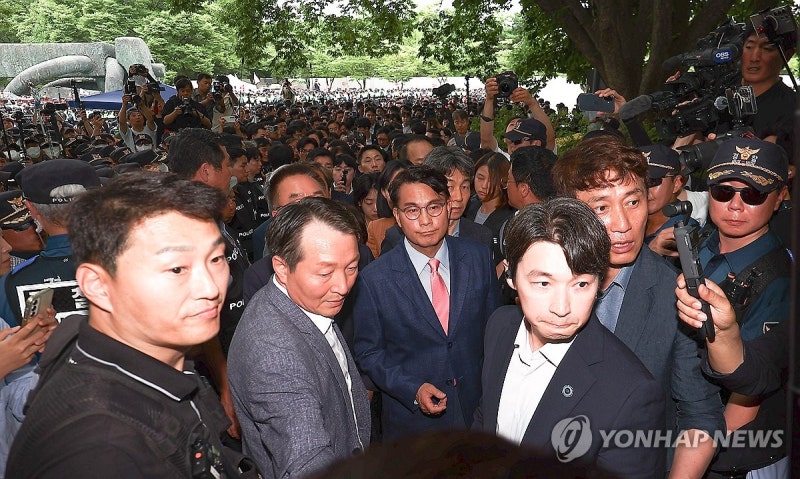 [2보] <b>국조특위</b>·경찰, <b>잠실개표소 진입</b>…봉쇄 시위 27일만