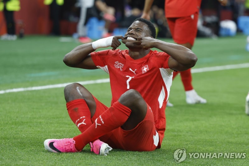 [월드컵] '엠볼로 결승골' <b>스위스</b>, 알제리 2-0 꺾고 4회 연속 16강 진출
