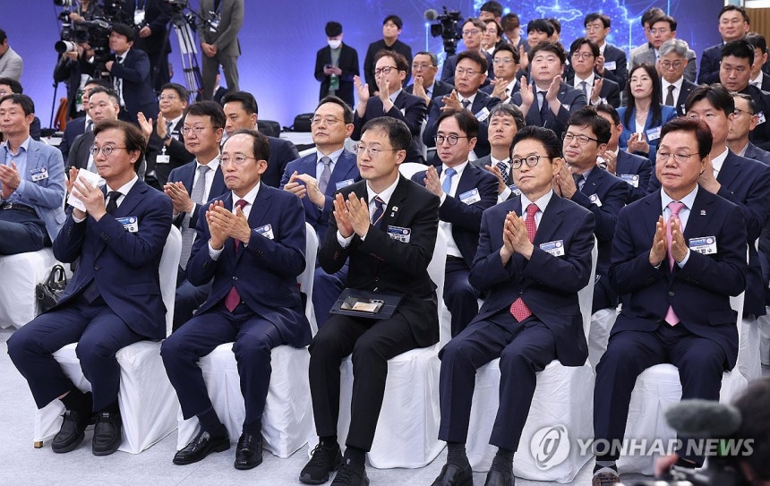 첨단산업 발전비전 국민보고회 참석한 영남권 시·도지사
(진주=연합뉴스) 김도훈 기자 = 전재수 부산시장(왼쪽부터), 추경호 대구시장, 김상욱 울산시장, 이철우 경북지사, 박완수 경남지사가 3일 경남 진주시에서 열린