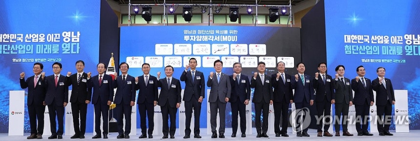 이재명 대통령, 영남권 첨단산업 발전비전 국민보고회
(진주=연합뉴스) 김도훈 기자 = 이재명 대통령이 3일 경남 진주시에서 열린 영남권 첨단산업 발전비전 국민보고회에서 투자협약식이 끝난 뒤 참석자들과 기념촬영을 하고