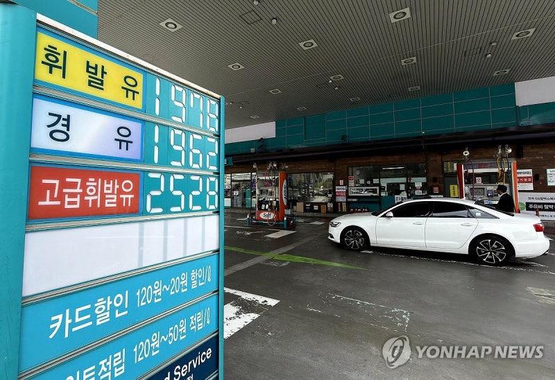 주유소 휘발윳값 한주 새 56원 내린 1천952원…경유 1천940원대