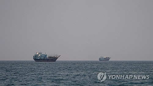 호르무즈 해협 (무산담 [오만] 로이터=연합뉴스) 2026년 7월 1일 오만 무산담에서 촬영된 호르무즈 해협의 모습.(REUTERS/Stringer) 2026.7.5.